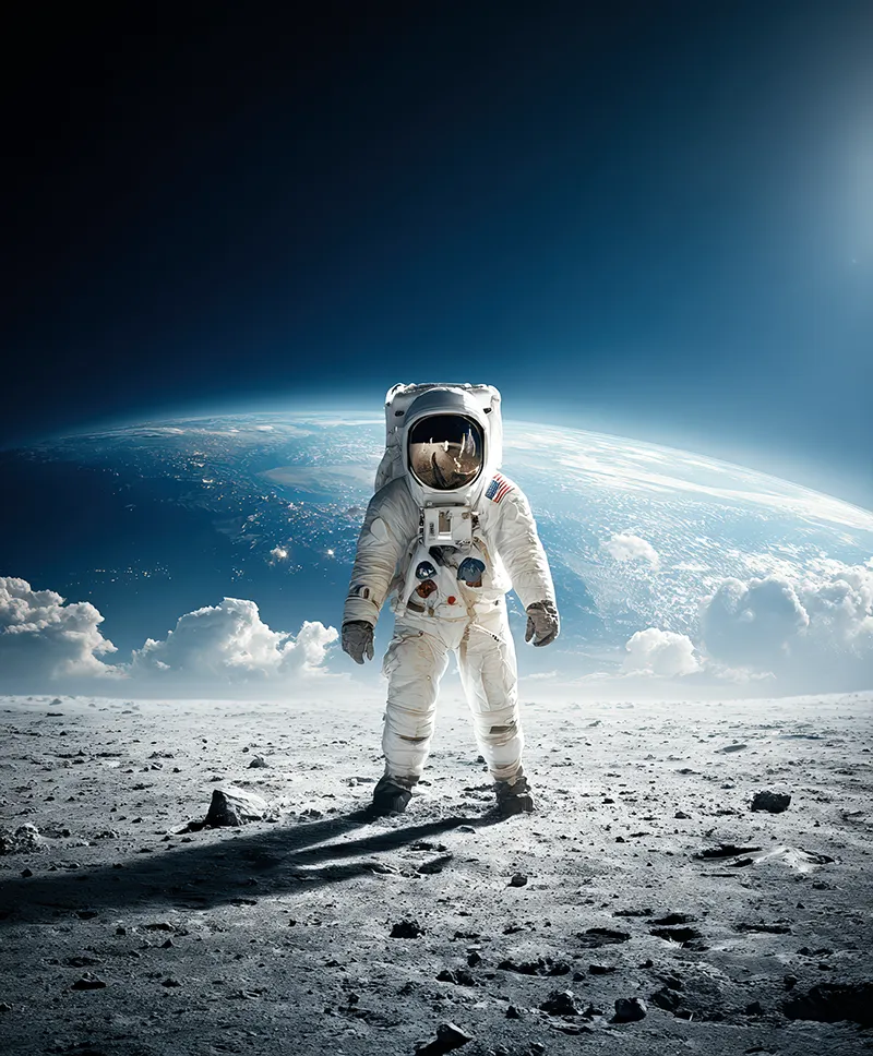 Nahaufnahme eines KI-generierten Astronautenhelms mit Erdreflexion – digitales Model ohne Emotion